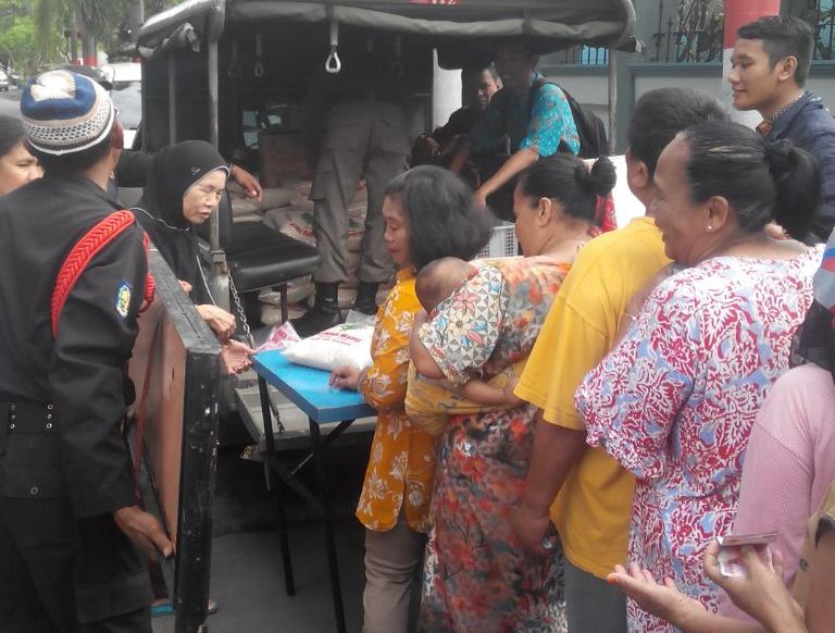 Operasi pasar di Rungkut
