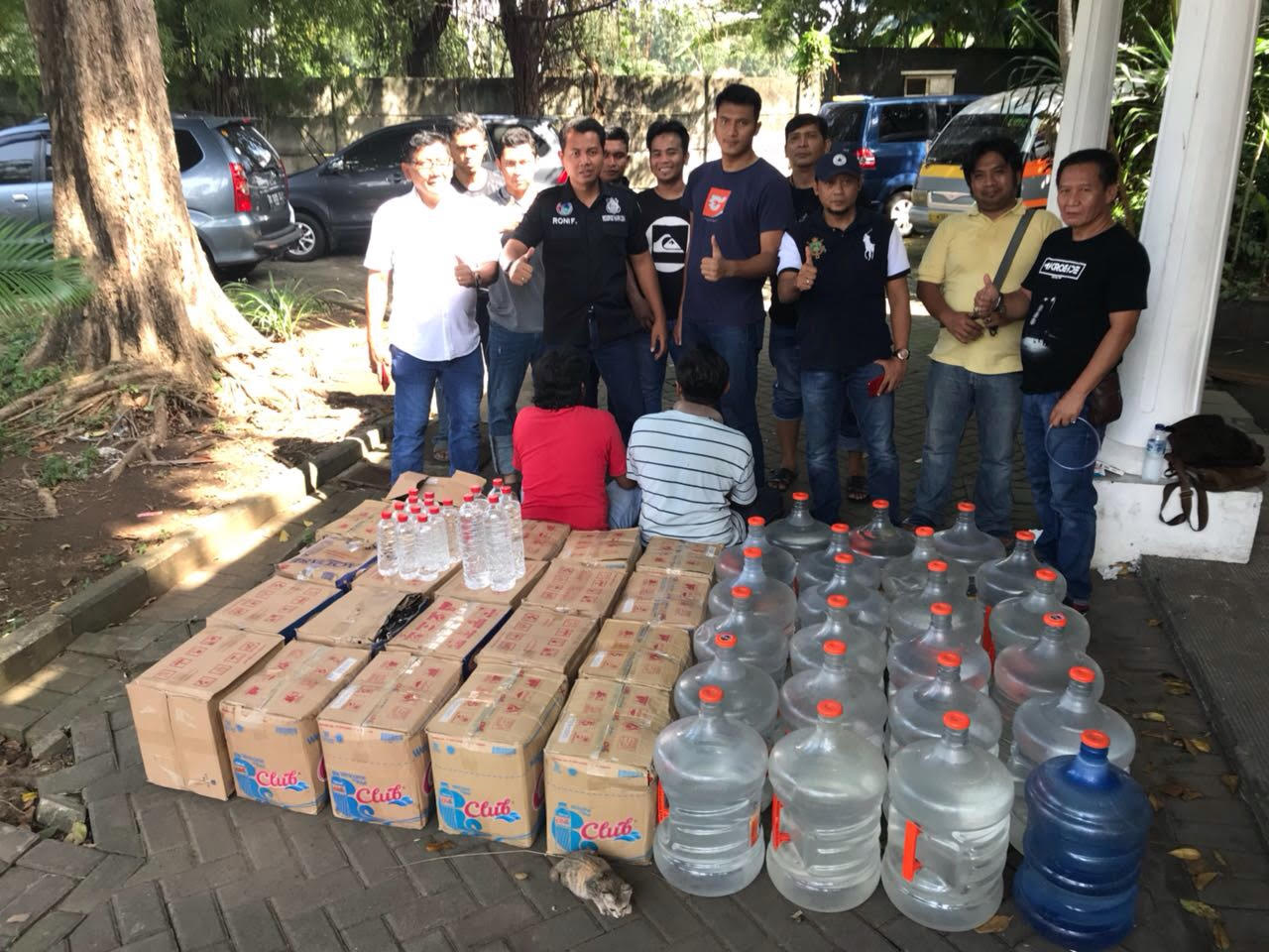 AKBP Roni Faisal dan anggota saat menggerebek rumah produksi miras oplosan