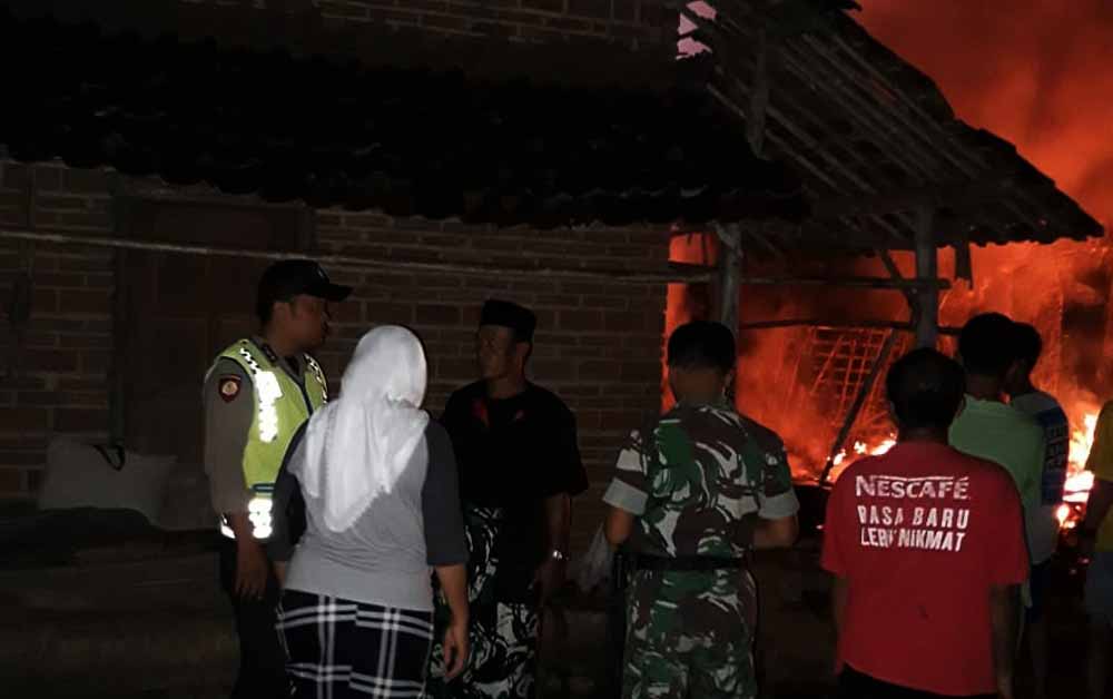 Proses pemadaman rumah yang dibakar
