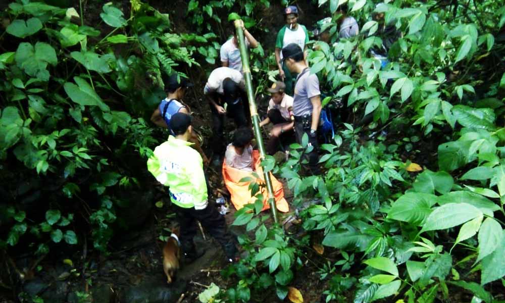 Proses evakuasi orang gila yang tersesat di hutan