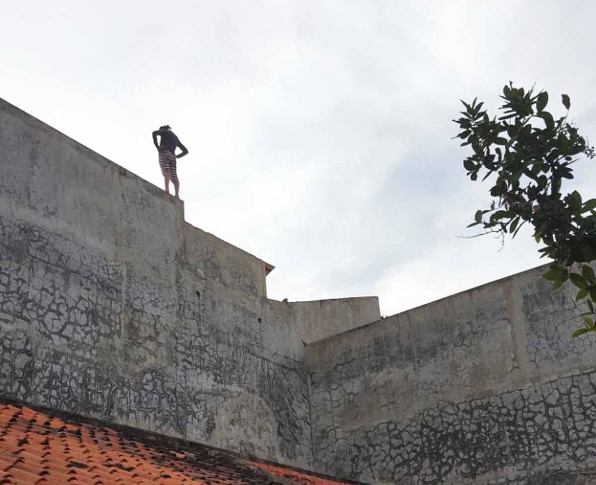 Sunaikah yang mencoba bunuh diri dari lantai 3 rumahnya.