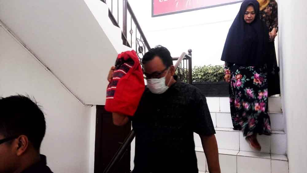 Tersangka saat berada di kantor Kejaksaan Negeri Blitar