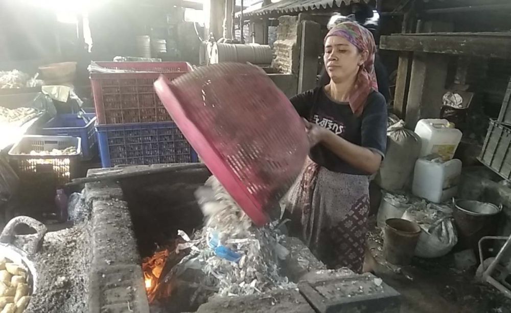 Kapolres Ponorogo, AKBP Radiant saat memeriksa kadar formalin di pabrik tahu