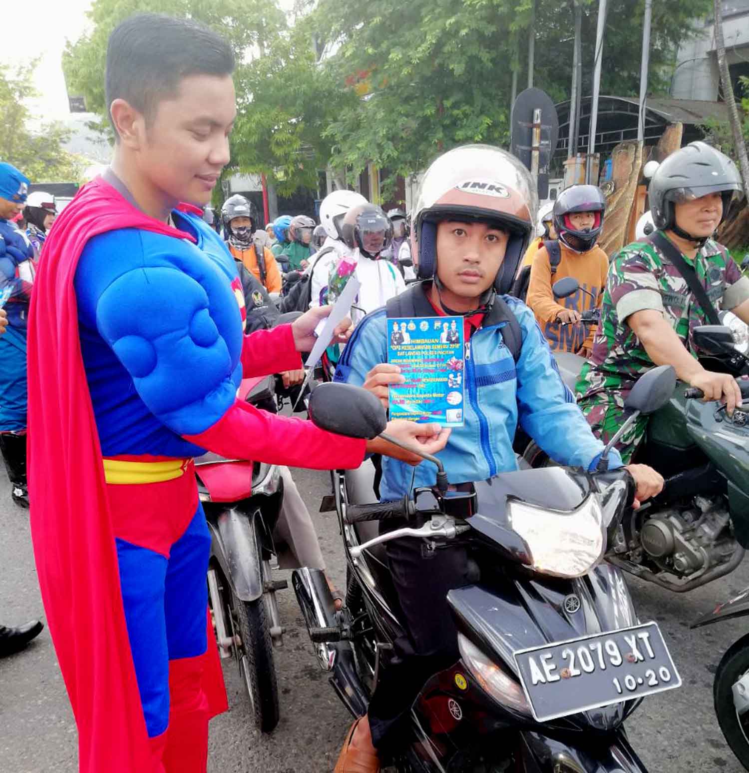 Petugas kepolisian Polres Pacitan mengenakan kostum super hero.
