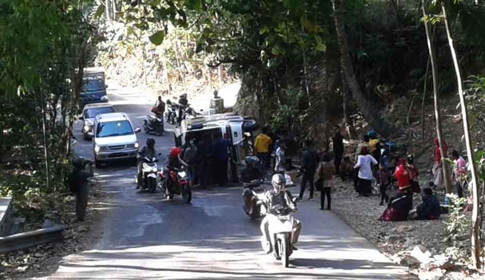 Penumpang dievakuasi keluar dari bus mini yang terguling di Pacitan