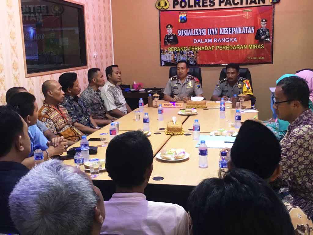 Penandatanganan kesepakatan perang miras antara polisi dan semua lapisan masyarakat di Mapolres Pacitan.