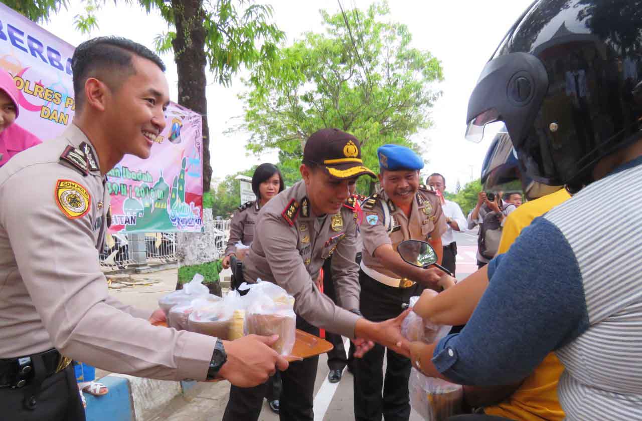Pembagian takjil gratis kepada pengguna jalan oleh Polres Pacitan