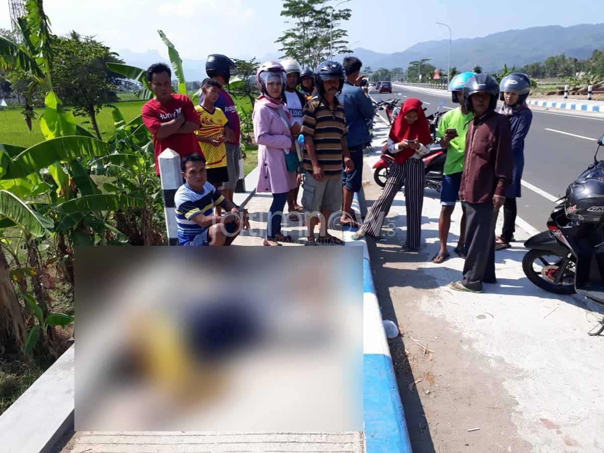 Warga mengerumuni Sugiyanto yang tergeletak di jalan