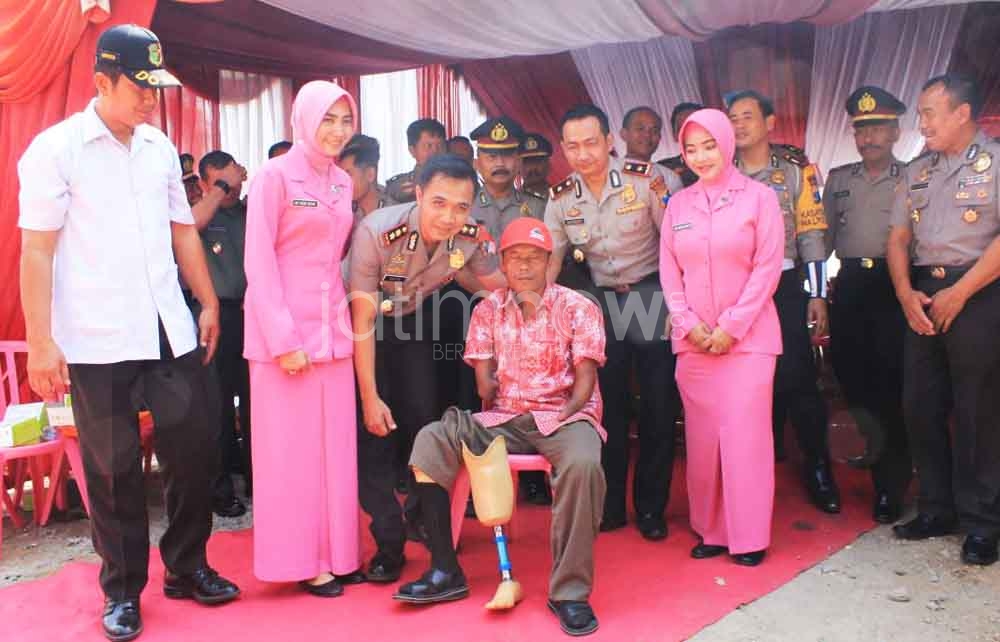 Kapolres Pacitan, AKBP Setyo K Heriyatno bersama jajaran dan Sugiran penerima bantuan kaki palsu