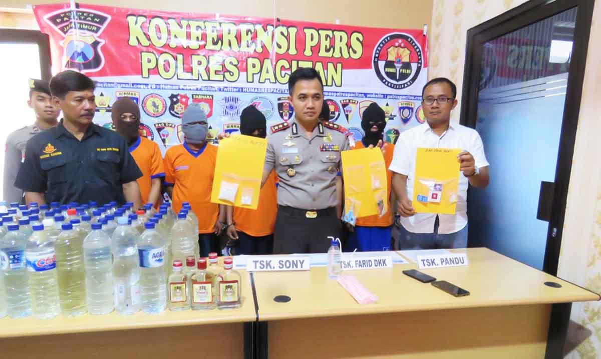 Kapolres Pacitan, AKBP Setyo K Heriyatno bersama barang bukti miras.