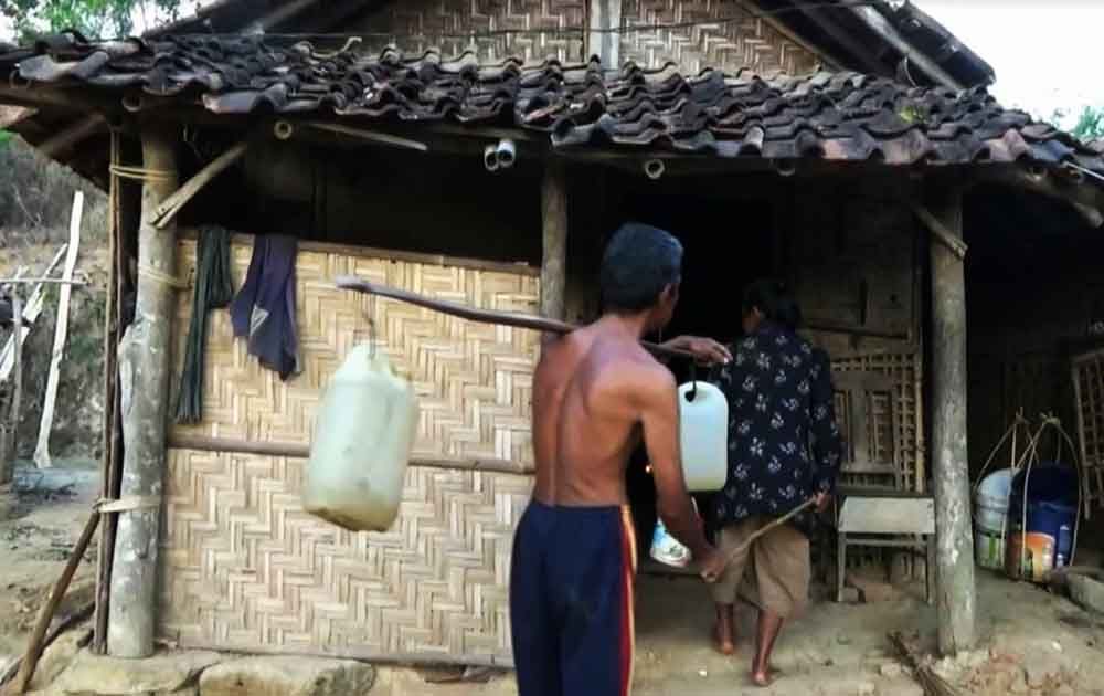  Muktir dan Sutini usai mengambil air yang berjarak 1 Km dari ruamhnya