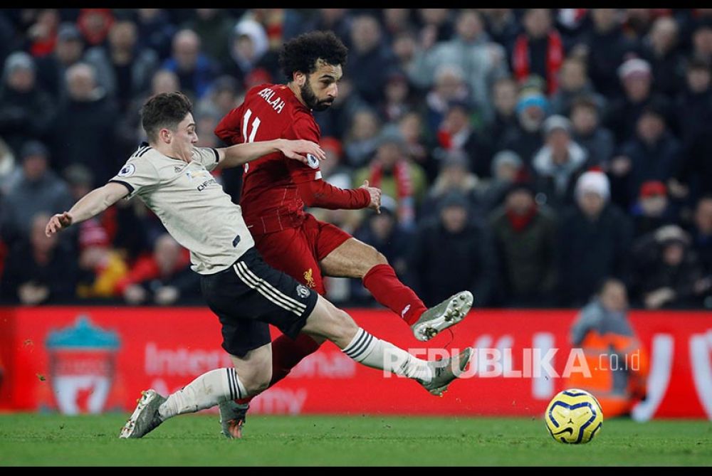 Mo Salah mencetak gol kedua Liverpool pada laga melawan Manchester United di Anfield Stadium (Foto: Phil Noble/Reuters)