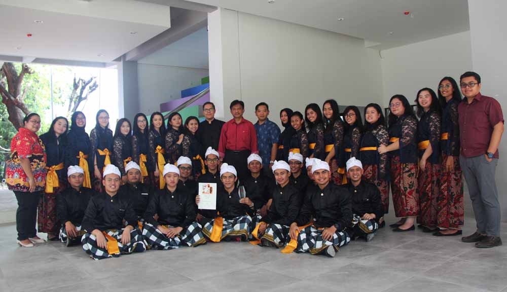Peserta paduan suara Universitas Surabaya