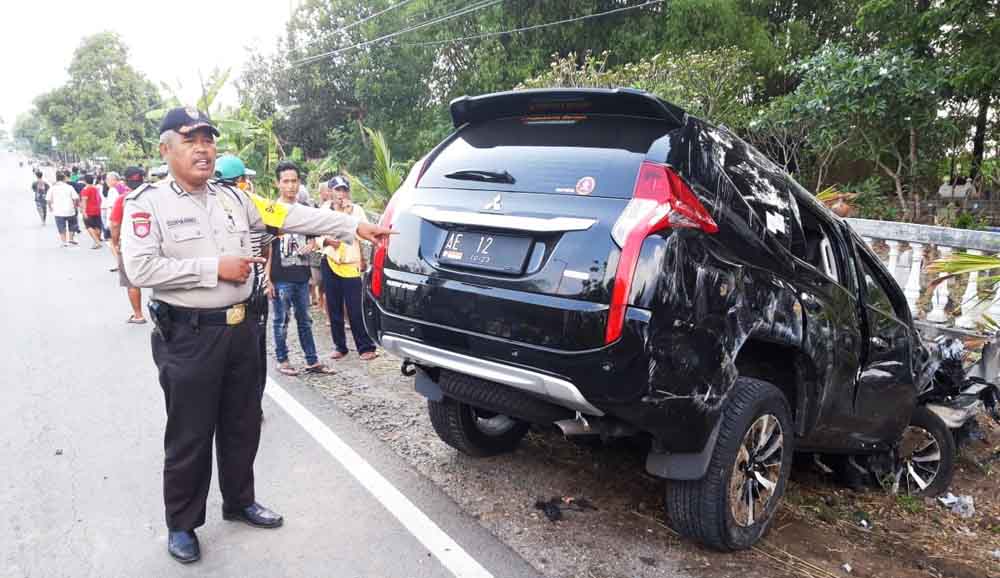 Warga berusaha mengevakuasi sopir Pajero