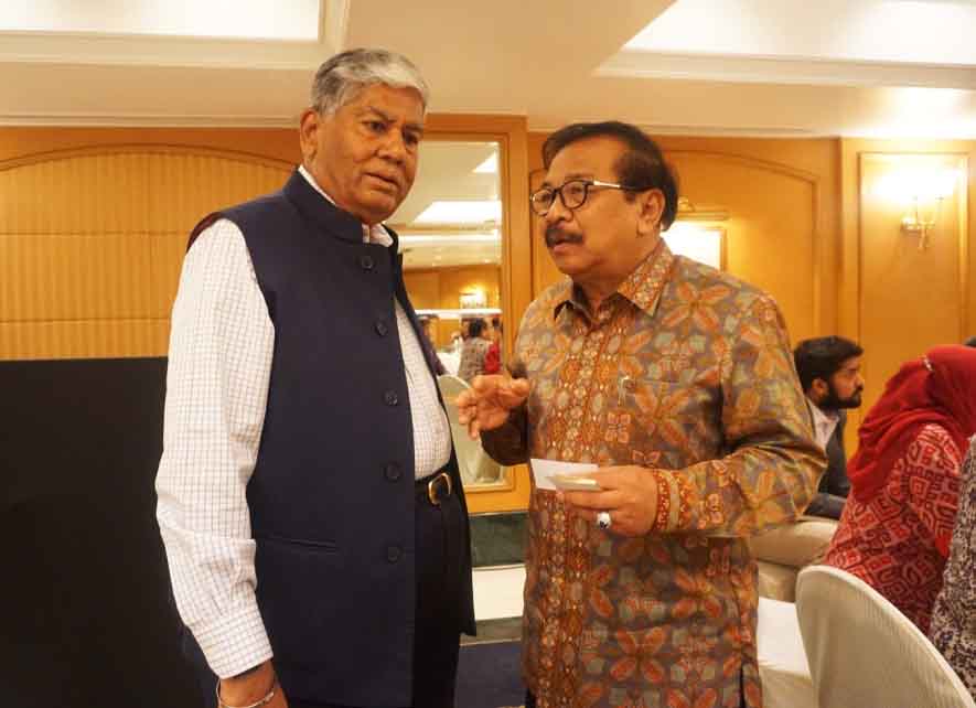 Gubernur Jatim Soekarwo bersama investor India.