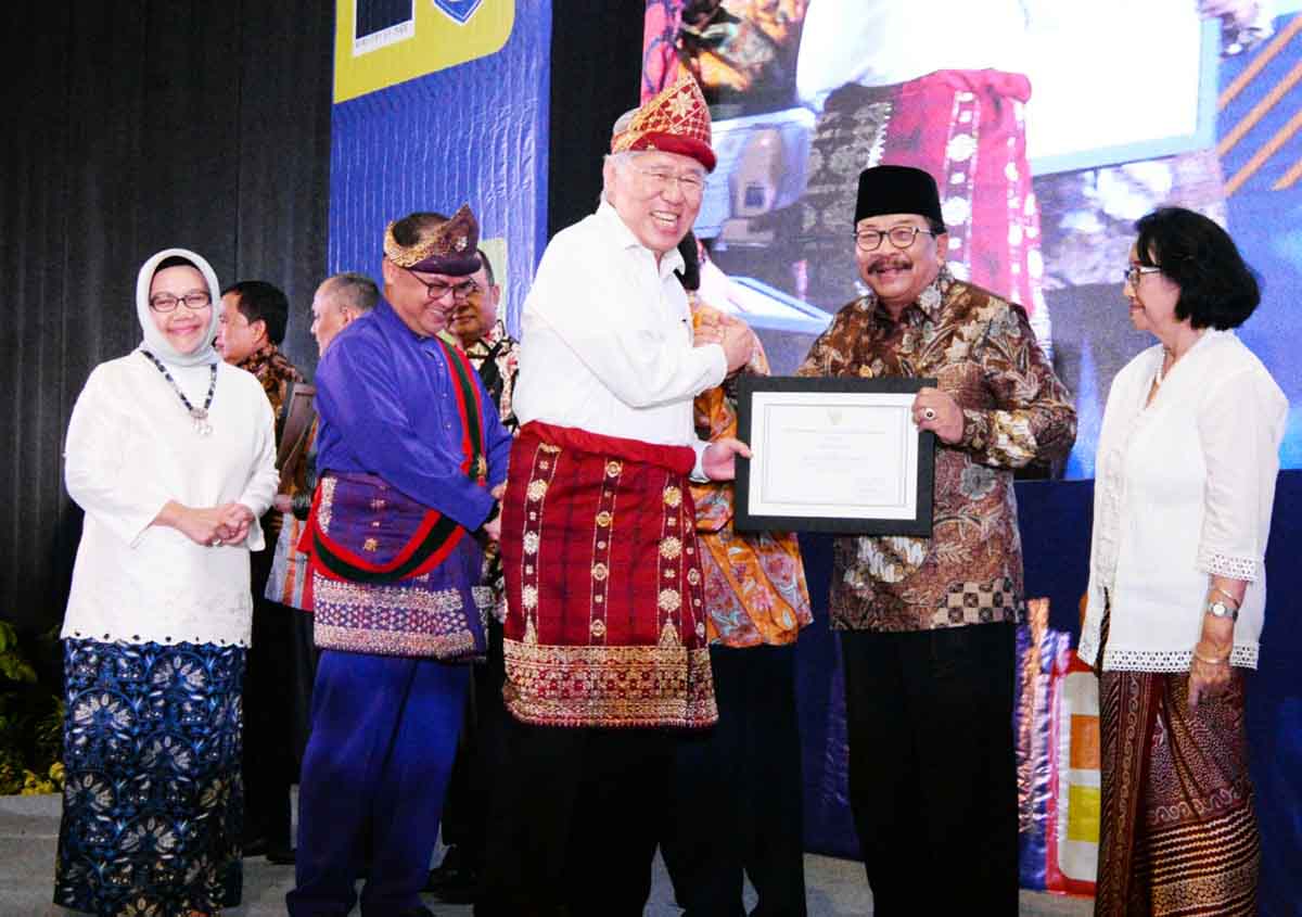 Pakde Karwo Raih Penghargaan Tokoh Masyarakat Peduli Konsumen