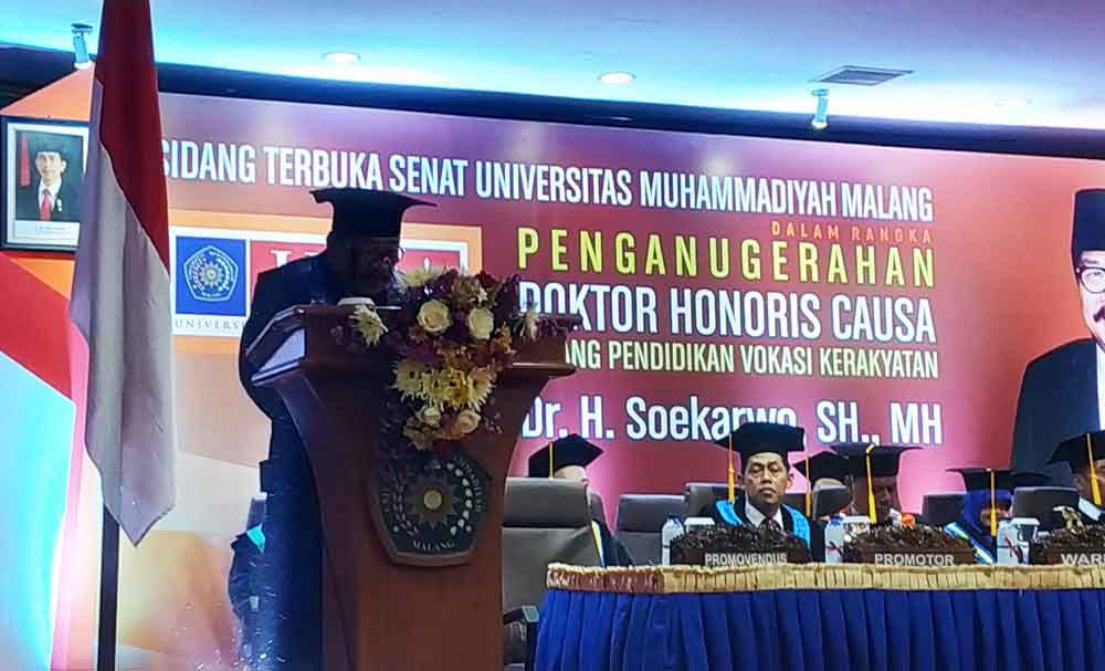 Gubernur Jawa Timur Soekarwo saat orasi ilmiah di Universitas Muhammadiyah Malang