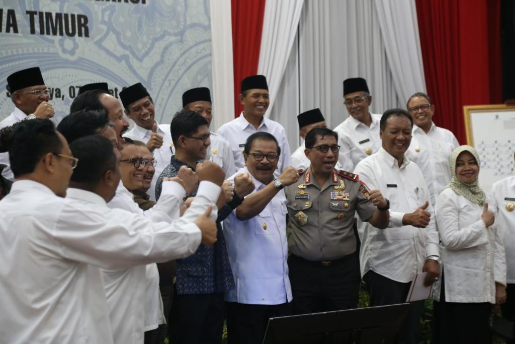 Pakde Karwo saat penandatanganan komitmen bersama pemberantasan korupsi
