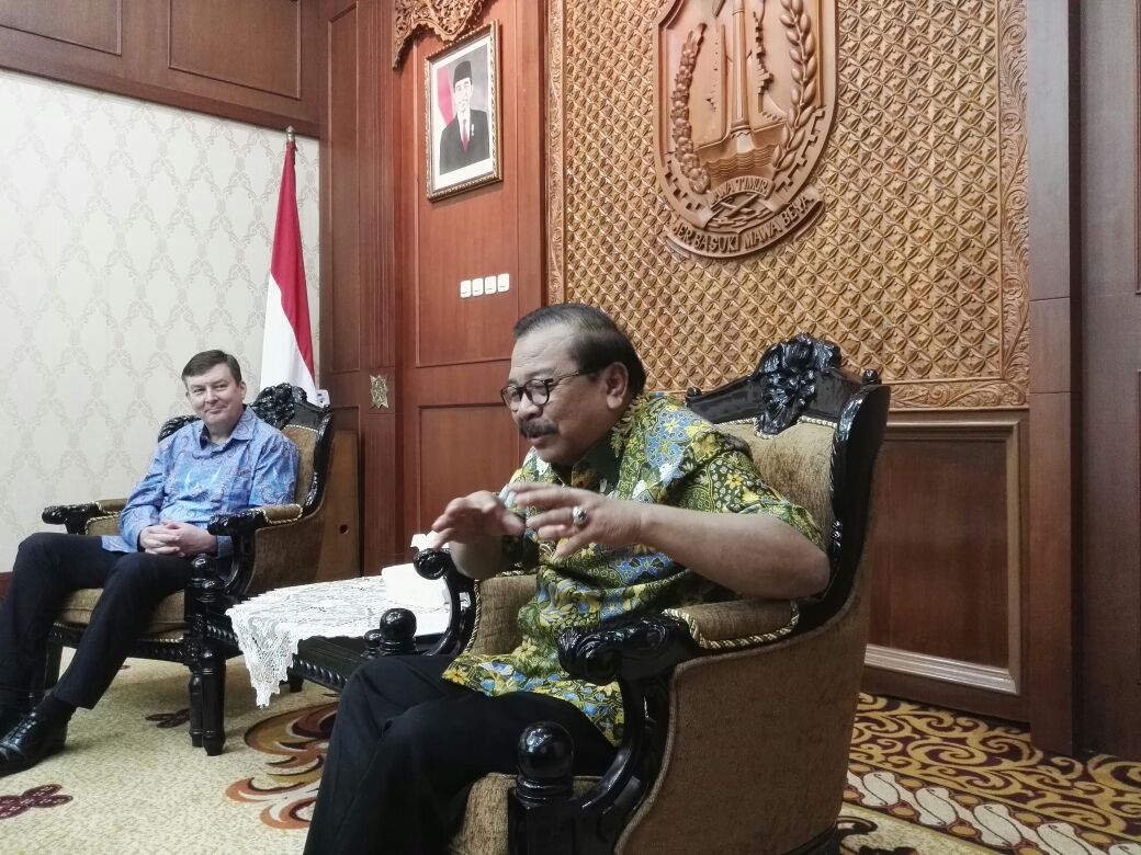 Pakde Karwo menerima kunjungan Konjen Australia