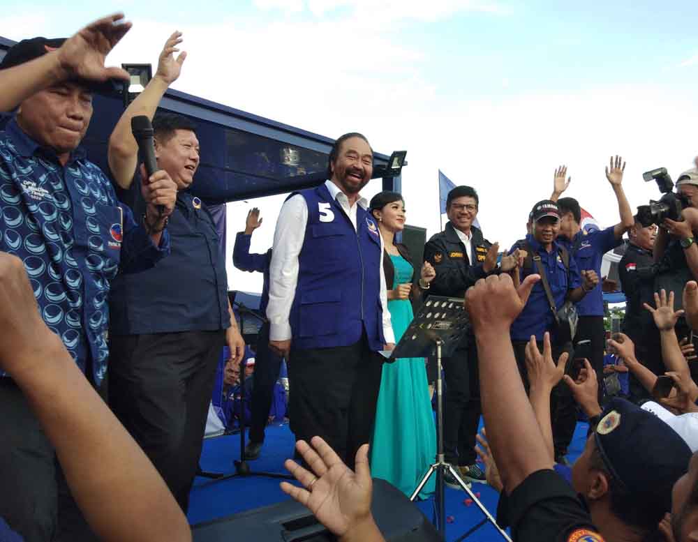 Acara peluncuran truk kampanye partai NasDem di Surabaya.