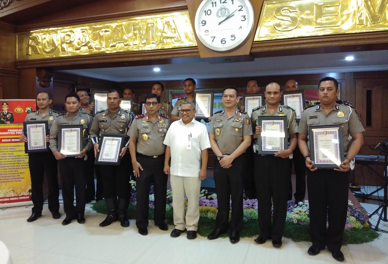 Para Bintara dan Pama yang mendapatkan penghargaan dari Kapolda Jatim
