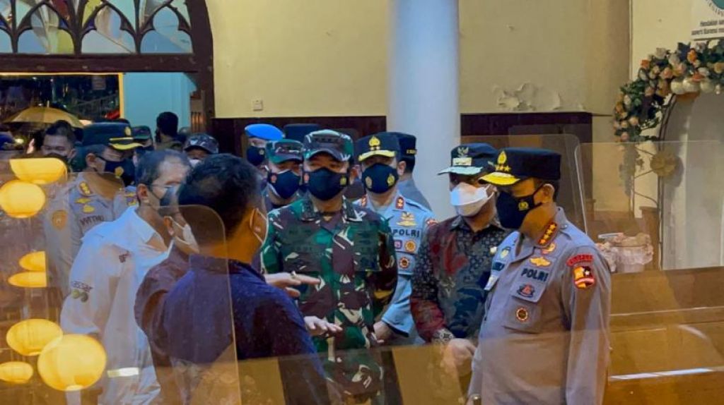 Panglima TNI Marsekal Hadi Tjahjanto dan Kapolri Jenderal Listyo Sigit Prabowo ketika meninjau lokasi bom di Makassar (Foto: Puspen TNI via Republika)