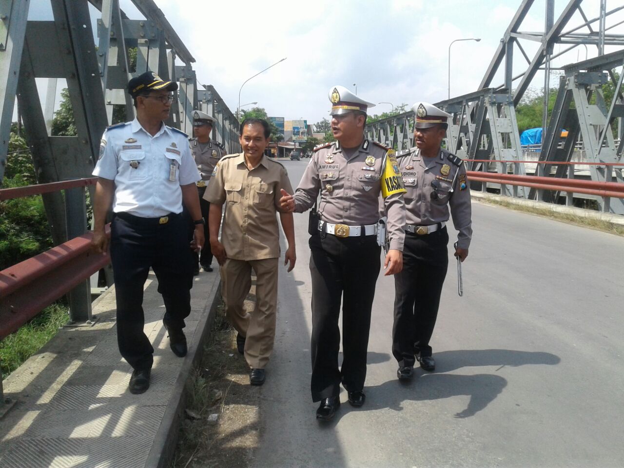 Polisi, PUPR dan BBWS saat memantau jembatan.