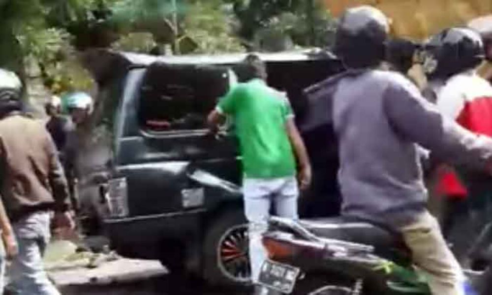 Pather tabrak truk Hino yang sedang parkir