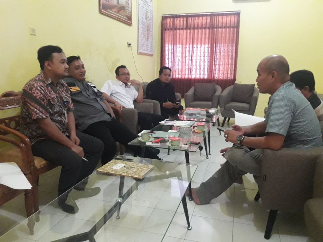 Suasana pemanggilan relawan Gus Ipul-Puti di kantor Panwas.