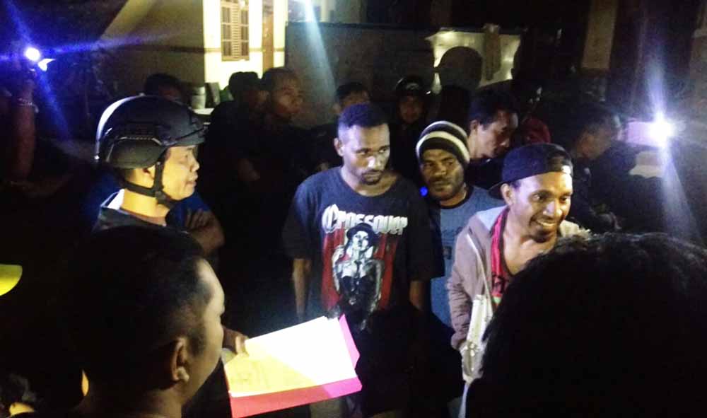 Negosiasi petugas polisi dengan penghuni asrama
