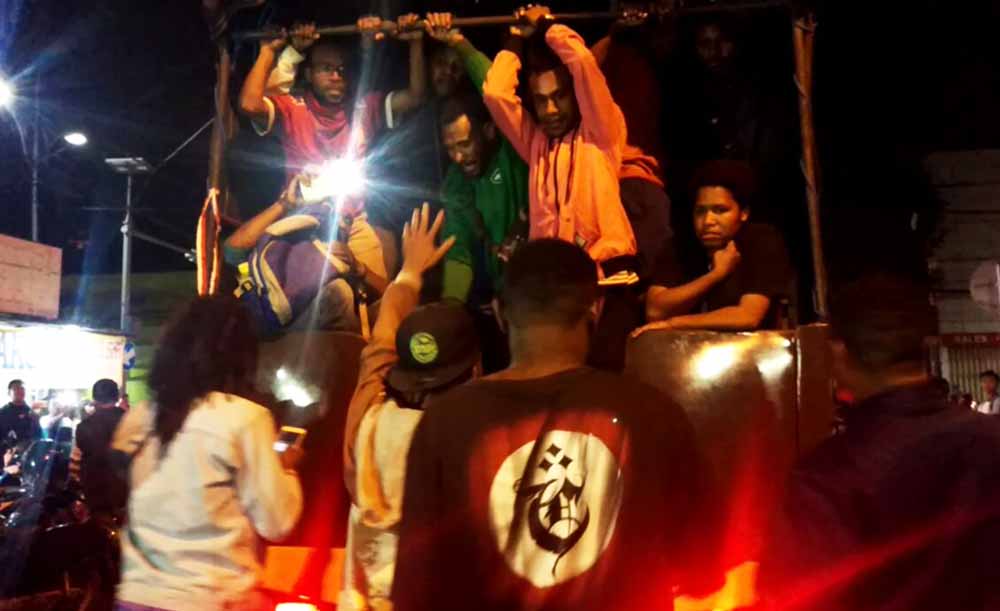 Penghuni asrama di Jalan Kalasan diangkut menuju Polrestabes Surabaya