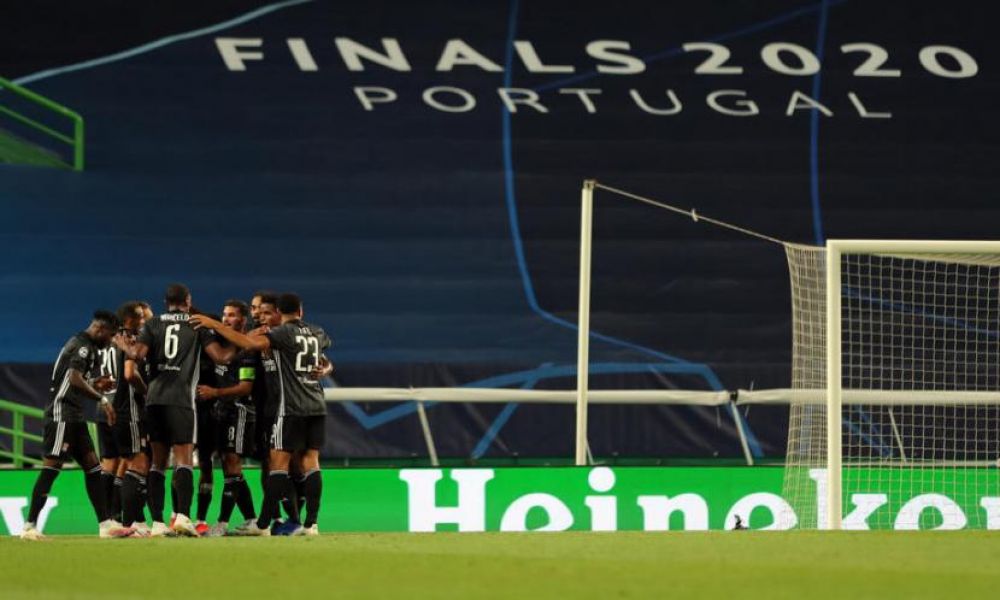 Para pemain Olympique Lyon merayakan gol Moussa Dembele ke gawang Manchester City (Foto: EPA/Miguel A. Lopes)
