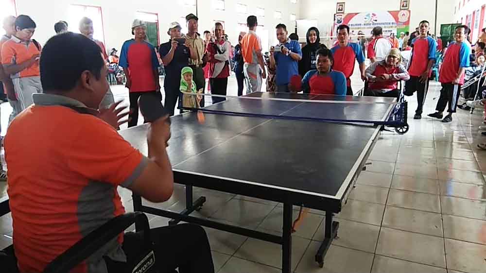 Suasana pertandingan anatar polisi dan komunitas disabilitas di Blitar
