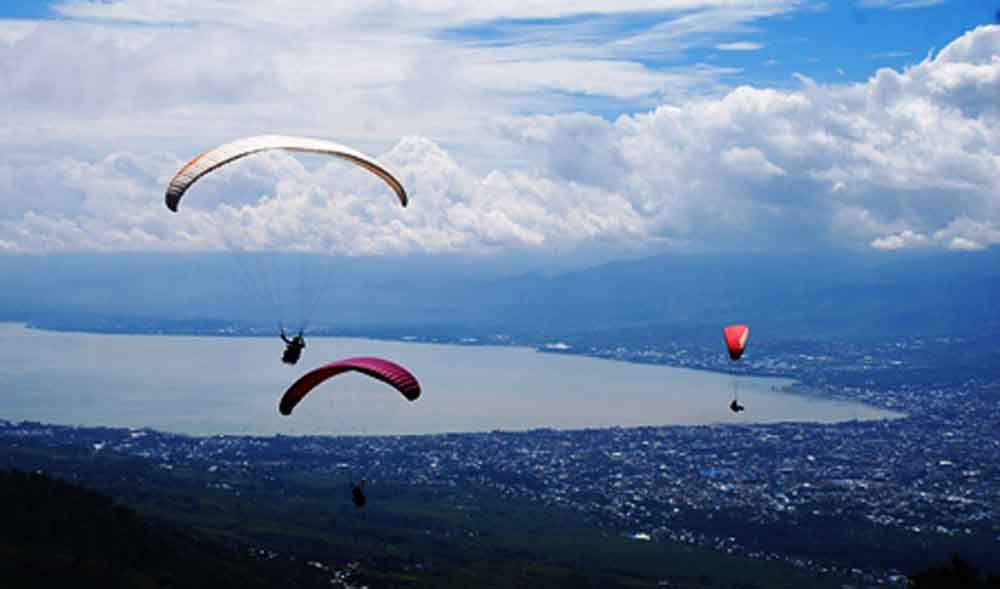 Ilustrasi paralayang di Palu/ Foto: www.myfoottrip.com