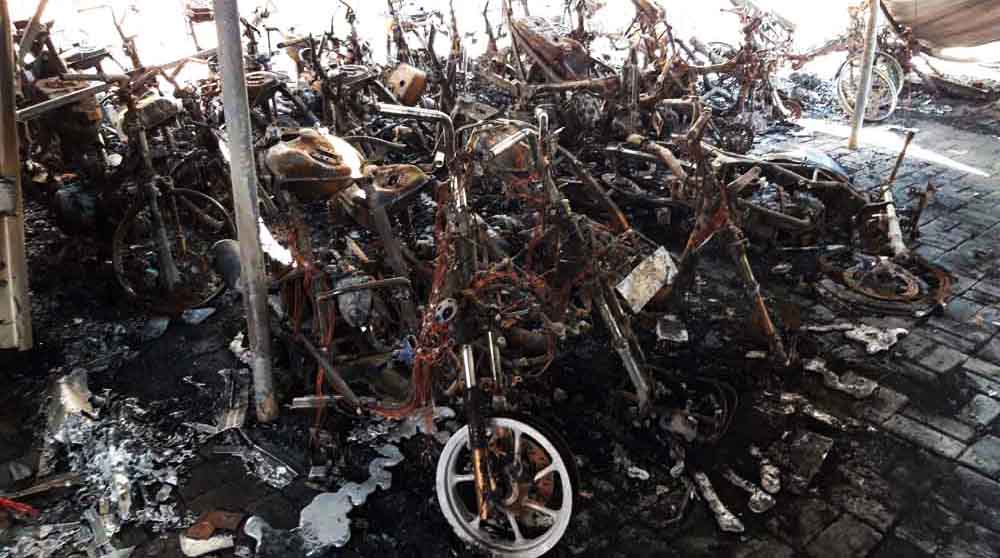 Bangkai motor korban kebakaran rumah parkir