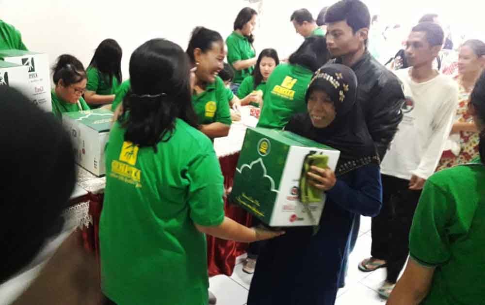Jemaat Gereja di Tulungagung Bagi 2200 Parsel Lebaran