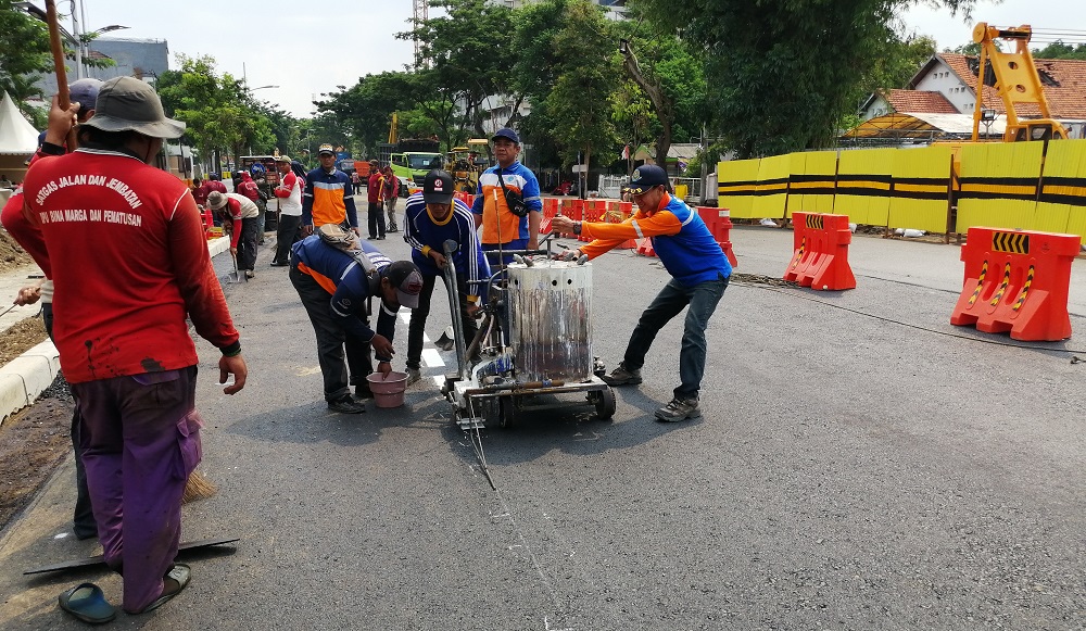 Petugas Dishub memberi marka di atas Jalan Raya Gubeng