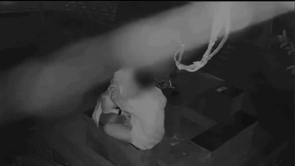 Screenshoot video viral pasangan di taman Aloon-Aloon Tulungagung