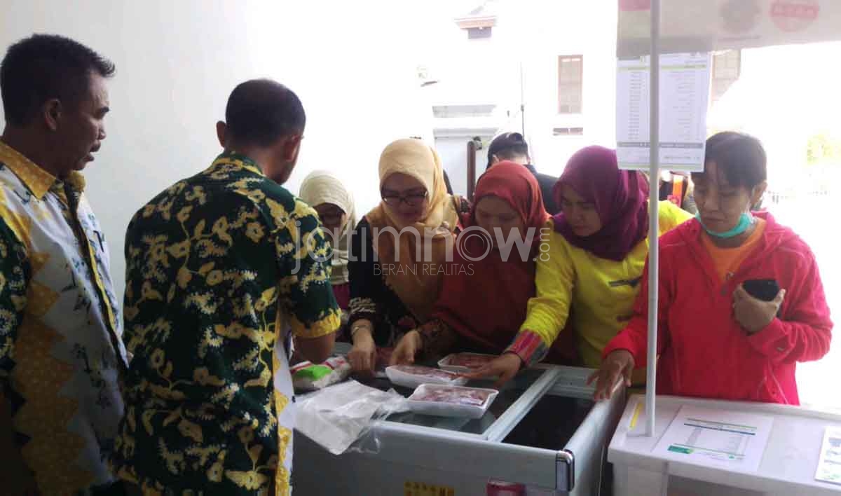 Suasana pembelian daging produksi RPH pada acara pasar murah jatimnow.com