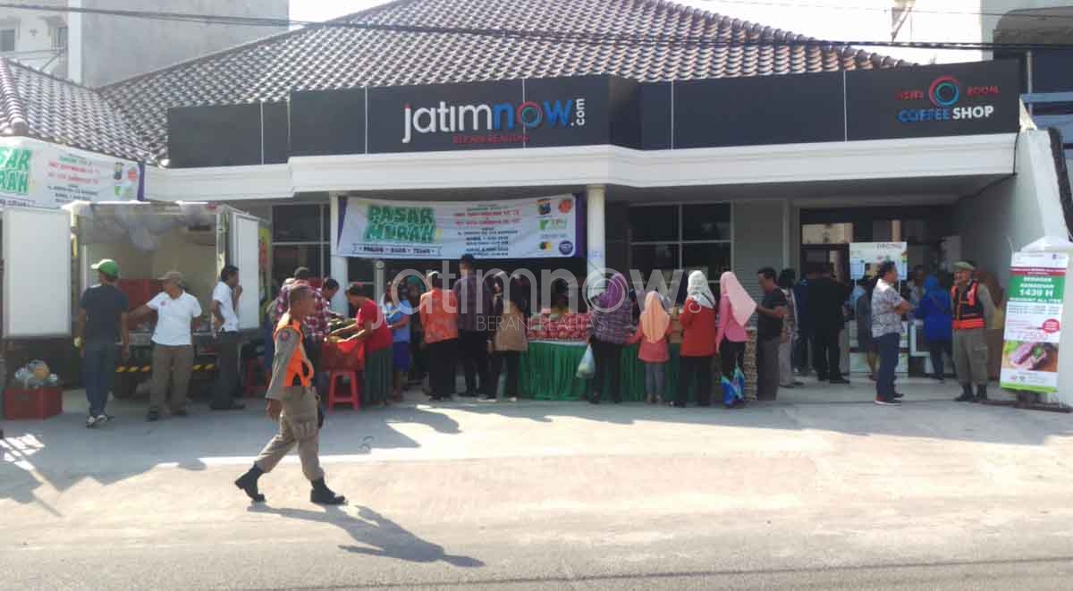 Pembeli mengantre meski pasar murah belum dibuka