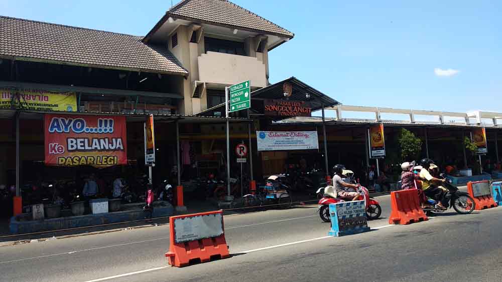 Suasana pasar Songgolangit Ponorogo