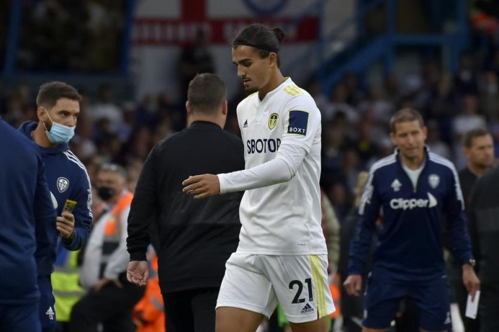 Pascal Struijk meninggalkan lapangan setelah melihat kartu merah karena melakukan pelanggaran terhadap pemain Liverpool Harvey Elliott.  Foto: AP/Rui Vieira via Republika.