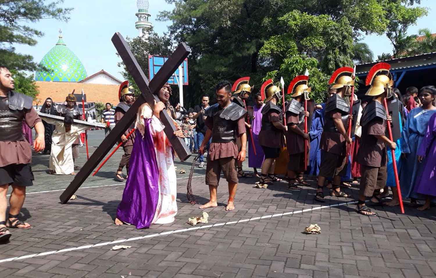 Drama peringatan Paskah di Gereja Katolik Santo Mikael Surabaya.