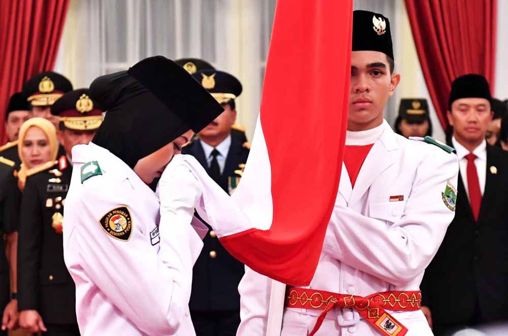 Suasana pengukuhan anggota Paskibraka di Istana Negara