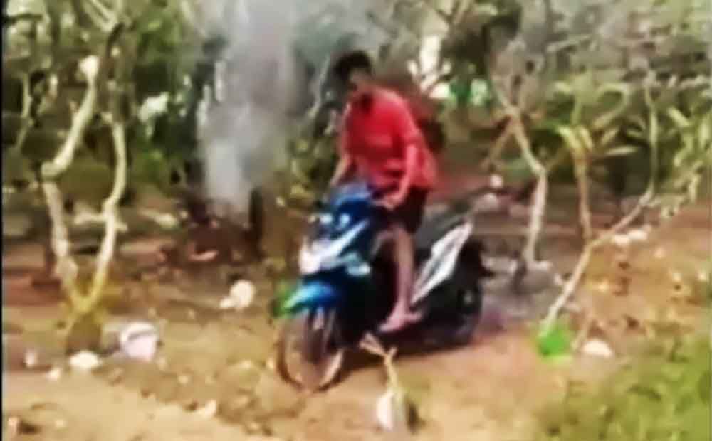 Screenshoot video dua bocah beraksi di makam