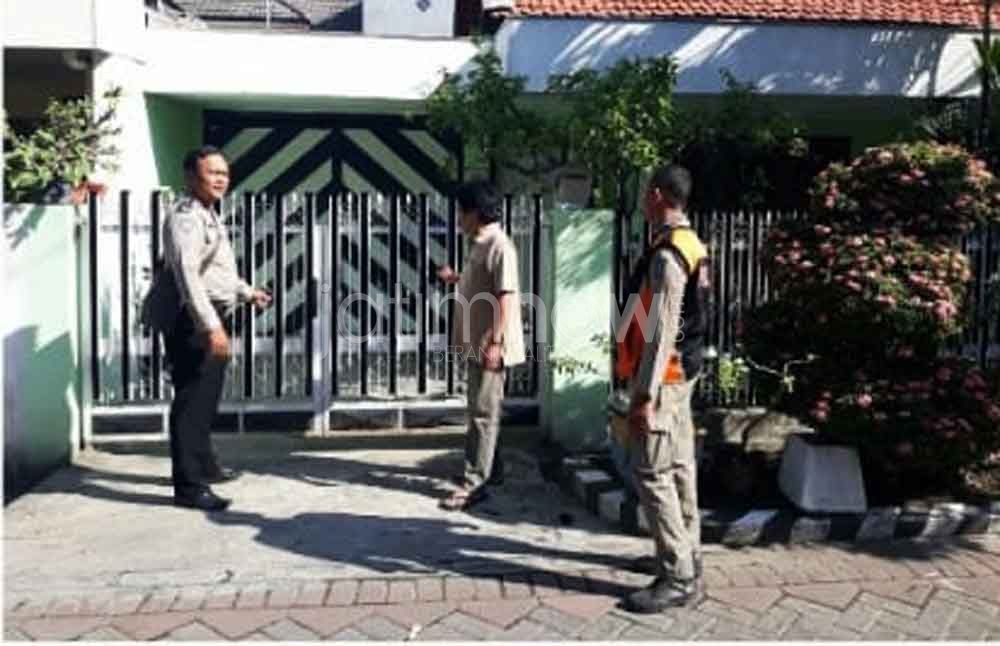 petugas polisi dan Satpol PP bersama perangkat setempat memeriksa rumah kosong sebagai bentuk pengamanan