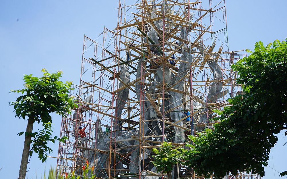 Pembangunan patung Suro dan Boyo di Taman Suroboyo