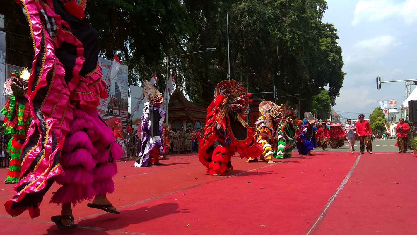 Salah satu peserta pawai budaya HUT Kota Blitar beratraksi di depan Kantor Walikota.