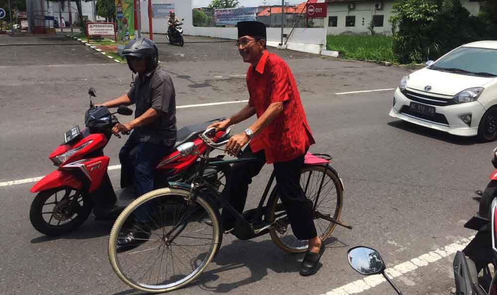 Kader PDIP Blitar Daftar Wakil Wali Kota Naik Sepeda Angin