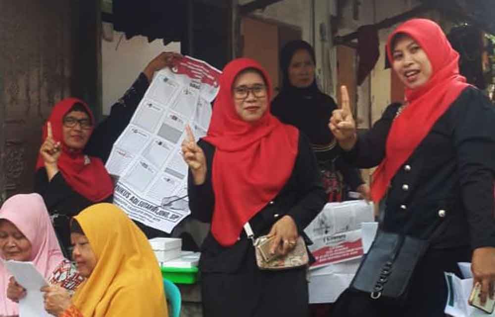 Ibu-ibu kader PDI Perjuangan blusukan menemui warga di Surabaya Timur, saat kampanye Pemilu 2019